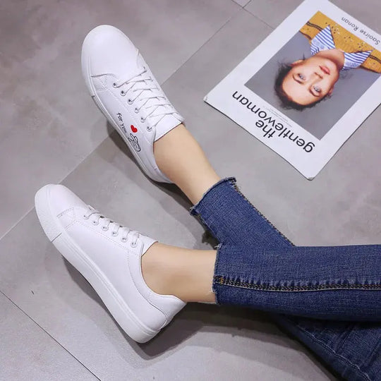 Modische weiße atmungsaktive Laufschuhe für Frauen, neue Freizeitschuhe mit Schnürsenkeln und gestickten Blumen für Frühling und Herbst MedSurgery Store For Digital Health